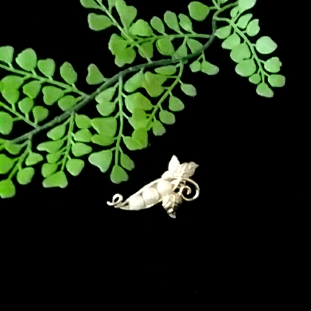 Vintage Avon 3 peas in a pod pin